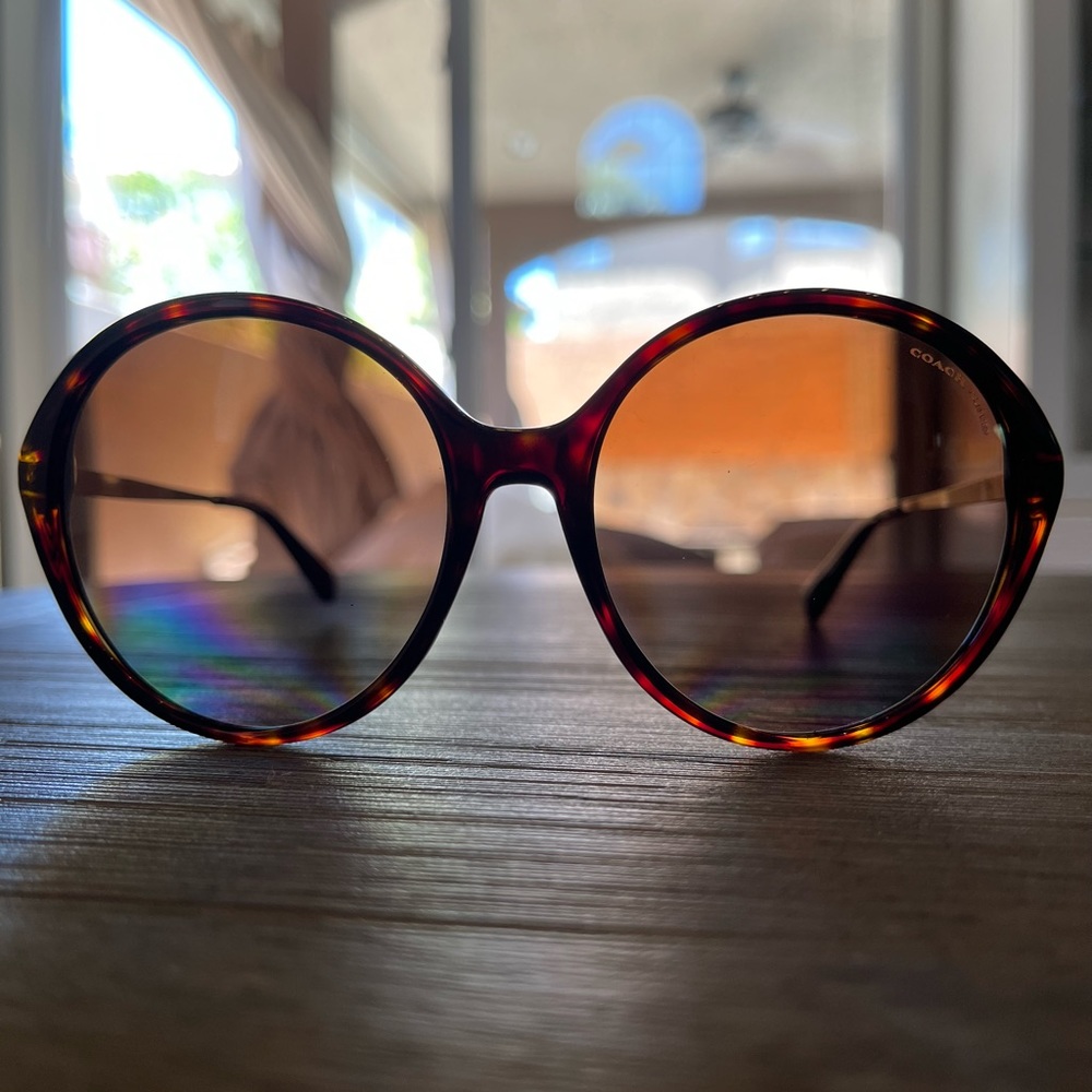 Gorgeous Coach sunglasses!!!This round brownish sunglasses is perfect for summer - Picture 2 of 8
